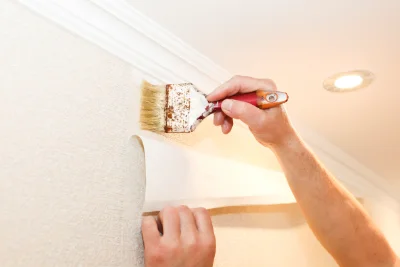 Pose de papier peint à Crevin — revêtements muraux et toiles de verre